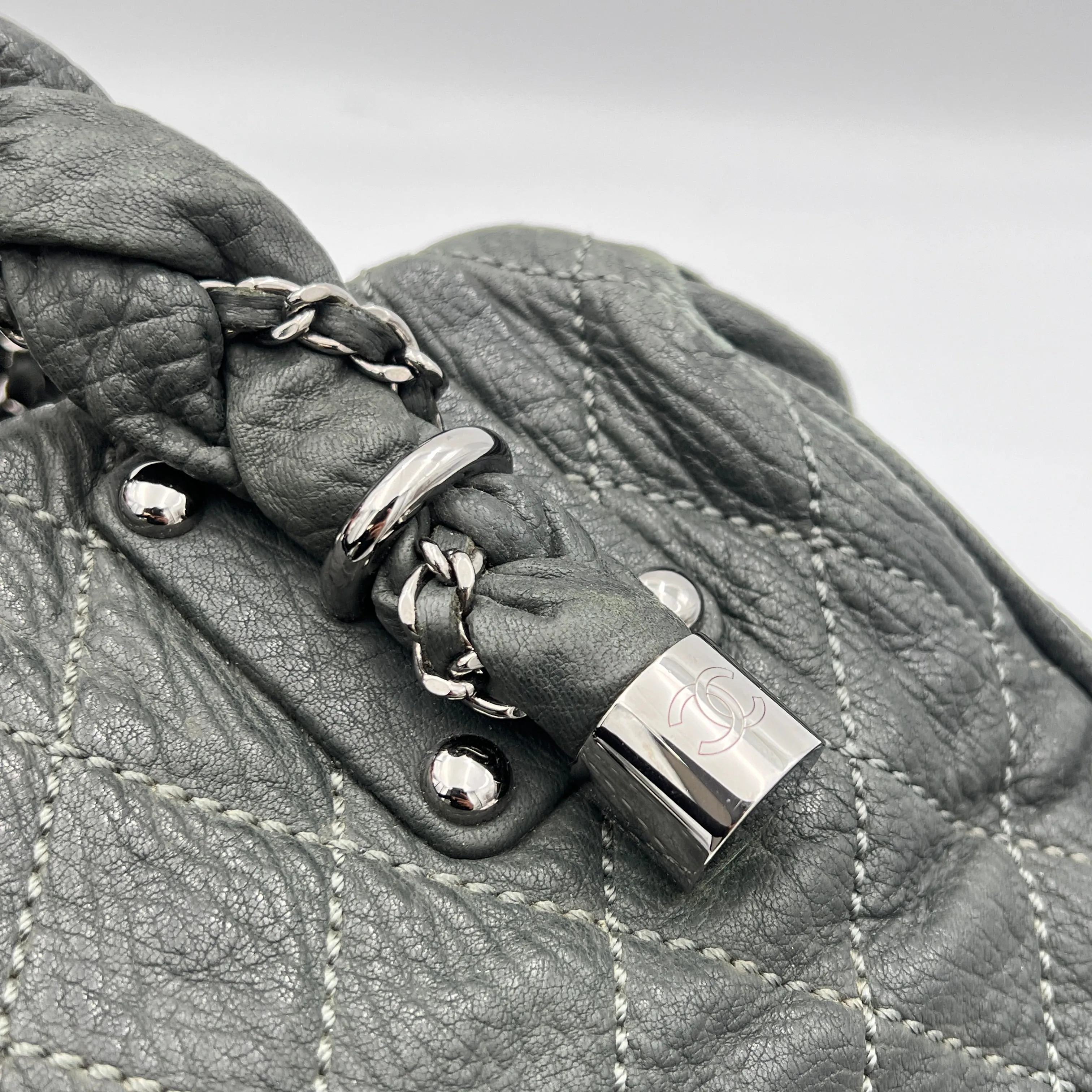 Braid Bowler Grey Top Handle Bag in Distressed Leather, Ruthenium hardware