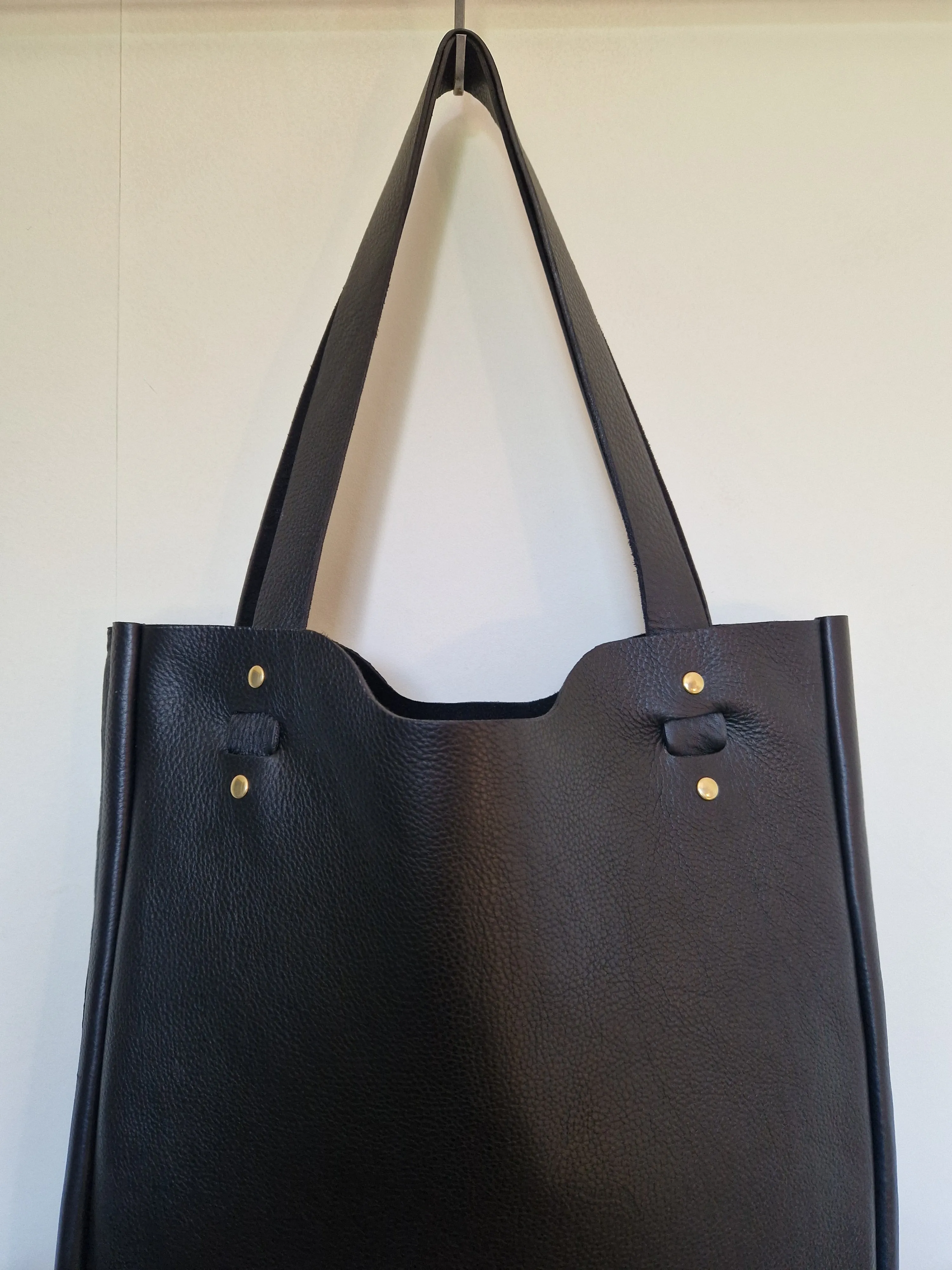 NEW DESIGN: CHANTRY TOTE BAG in Cinder Black